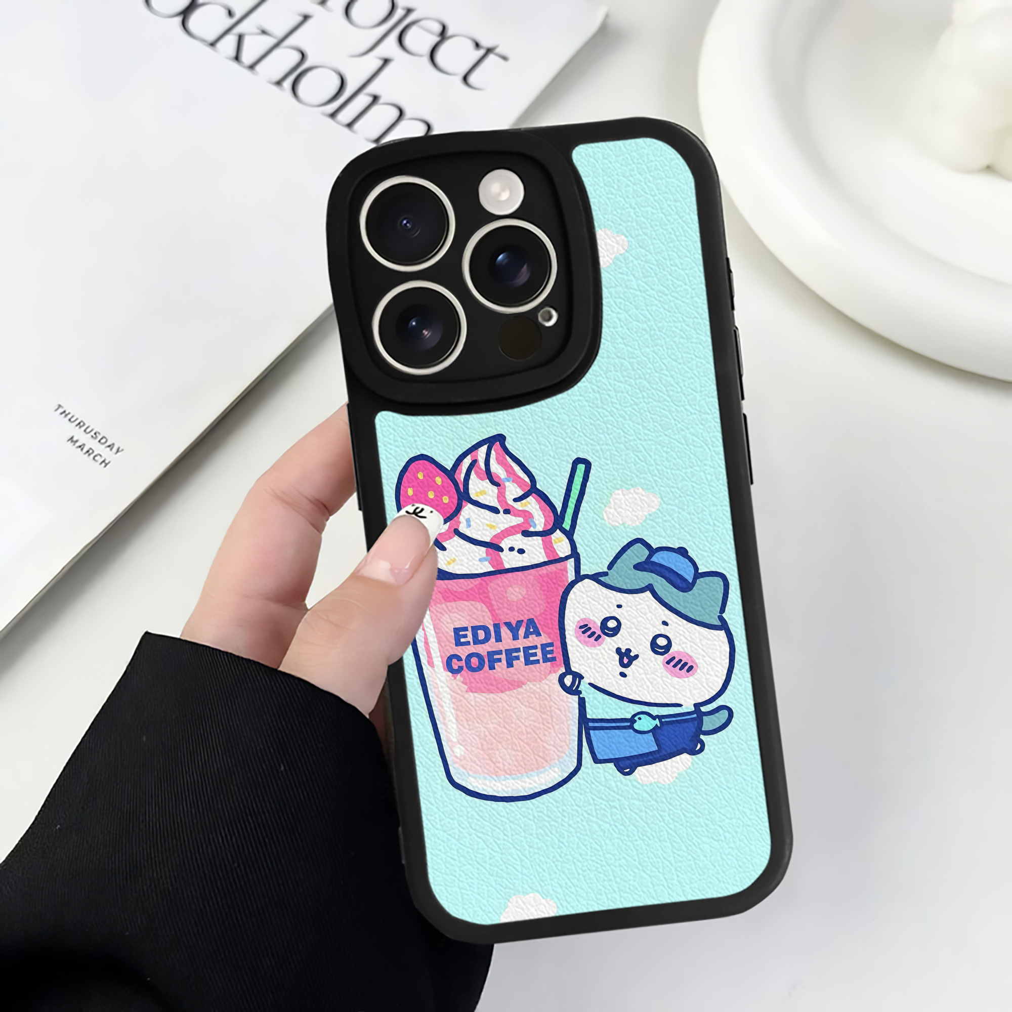 （画像用） ちいかわ Chii-kawa 【iPhone 16シリーズ対応】シリコンスマホケース（レザー調） 材質：シリコン